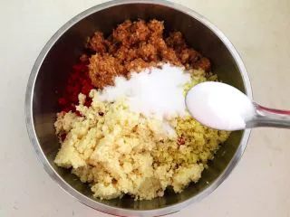 百搭风味辣椒酱,加入2勺精盐，加入60ml高度白酒