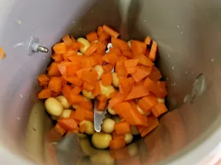 胡萝卜枸杞豆浆,继续加入胡萝卜和枸杞。