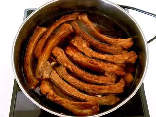 东北风味 密制香辣大肋排,加入开水,水量没过猪排