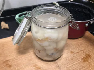 荔枝罐头➕ 玉雪肌肤罩绛纱,最好用密封瓶,提前洗好,可以开水烫过晾干,也可以用烤箱烘烤10分钟杀菌。