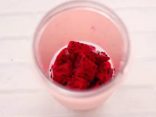 火龙果小番茄蜂蜜果汁,再放入切块的火龙果。