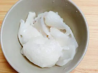 鲜椰浆苦咖啡绵绵冰（椰子油奶白顺滑诱人极了）,将椰子肉略微做一下清洗，避免椰肉上粘上椰子壳屑。