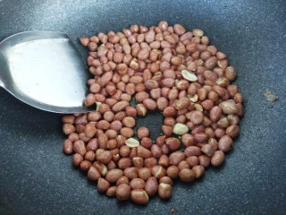 风味炒花生米,花生米变成红色，立刻关火。