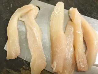 十味 嫩煎鸡柳条（娘惹风味）,鸡胸肉切手指粗的长条。