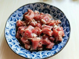 做年货+别有一番风味的牛肉浓汤,用手抓拌均匀，腌制半小时。