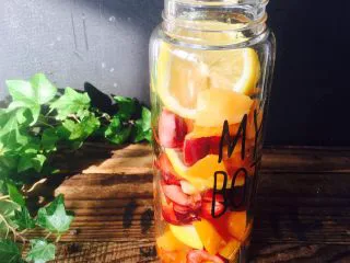 美丽的水果饮品,最后加一片柠檬