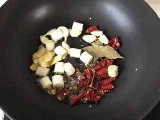 超过瘾的啤酒魔芋炖鸡,锅烧热，放适量油，下香料和葱姜蒜爆香