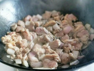 做年货+别有一番风味的牛肉浓汤,炒至变色，小火焖炖15分钟。