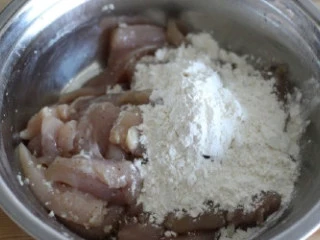 街头名吃炸鸡块,按照淀粉和面粉3比1的比例给鸡胸肉裹一层外衣