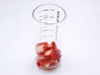 草莓蔓越莓气泡饮,杯底放入少许草莓。