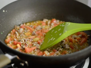 茄汁酸辣土豆片,放入番茄丁，翻炒出番茄汁 