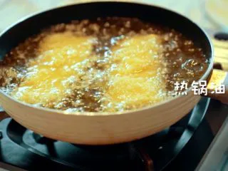 酥皮流心炸牛奶,岭南风味,倒入一定量的油,小火油炸。一定要小火!火太大外焦里不熟。炸至金黄色,翻面时筷子接触到表皮感觉酥脆,就可以出锅啦~