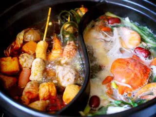 海鲜麻辣鸳鸯火锅,鲜美无比又营养丰富的海鲜火锅就做好了、嘻嘻、老公我吃火锅你喝汤哈、我我我