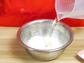 必吃的广东小吃——广州肠粉,加入100ml水