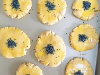 从小吃到大都吃不腻的黑芝麻桃酥,表面涂抹一层鸡蛋液,撒上黑芝麻点缀。 烤箱预热180度,烤30分钟左右。视桃酥的上色情况和自己烤箱的温度调节时间。