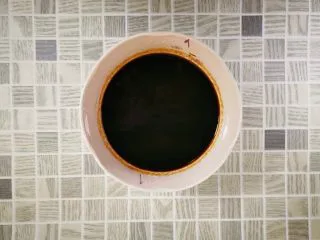 酒酿烧仙草水果杯,仙草粉加水，拌匀，煮沸后冷却