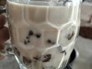 红糖珍珠奶茶,倒入适量奶茶和白砂糖调匀即可享用。我没放,不喜欢放糖的可以拿煮开的珍珠糖水来代替,