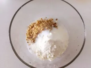 瑞典风味香蕉榛子酱薄饼-带着宝宝吃遍全球......,在大碗中混合面粉、糖、核桃、芝麻，混合均匀。