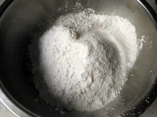  人气小吃糖不甩,将糯米粉加水混合