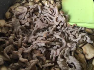 下饭菜香菇榨菜炒肉丝,翻炒均匀