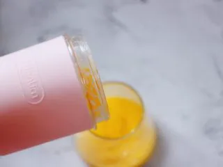 芒果苹果奶昔,香浓的爽滑的奶昔做好了，打开盖子倒入杯中。 