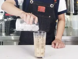 奶茶控们的福音，让你的奶茶肚换个口味,加入冰块