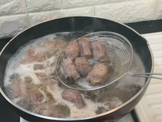 解馋小吃辣鸭脖,煮开后 再煮5分钟 捞出洗净沥干备用