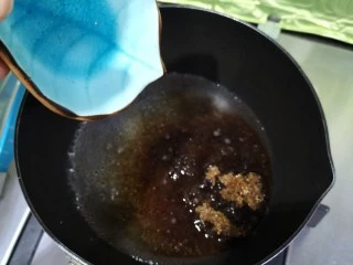 红糖珍珠奶茶,放入80g红糖