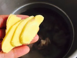 营养滋补+白萝卜筒骨汤,放入姜片