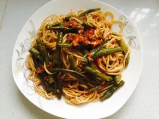 超级下饭的豆角焖饭，爱吃面食的北方人不容错过,最后装盘，焖过的豆角不那么绿了