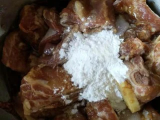 香酥排骨蒸土豆,然后加入2勺红薯淀粉，抓匀