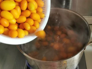 咸金桔【腌制方法】,烧开一锅清水,把金桔放进去煮过,水稍沸腾,桔子变得饱满光亮就可以(大概1一2分钟),不要把桔子煮熟。