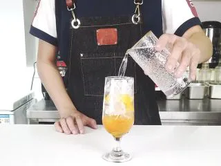 简单制作解渴冷饮，网红水果气泡水,沿冰块倒入气泡水