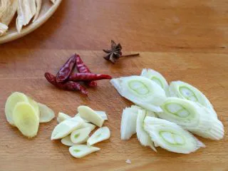 鸡翅腐竹烧土豆,姜和蒜切小片,大葱切葱花,准备好红干椒和八角