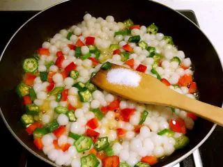 风味独特的 杂蔬炒珍珠丸子,加入精盐调味