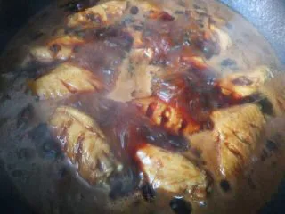 家常菜啤酒鸡翅,然后加入啤酒，转大火烧开，在转中小火咕嘟咕嘟吧。大概20分钟就行，关火闷会。