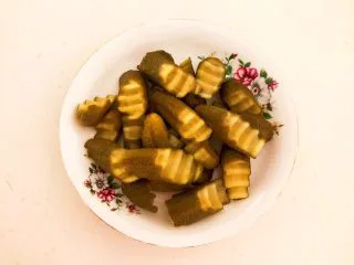 10分钟快手菜 肉粒多风味香肠炒俄式乳瓜,用狼牙刀把小乳瓜切成斜刀块