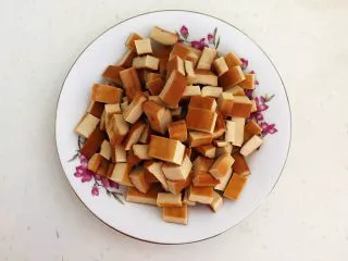 开胃小菜 老醋花生,把豆干切成1㎝宽，1.5㎝长的小块