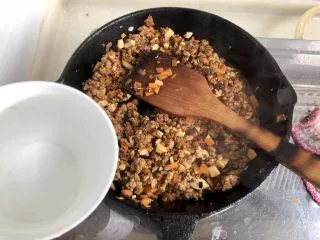 土豆的101种吃法➕火山肉末土豆泥,加入适量清水没过食材,大火煮开,再转小火炖煮五分钟