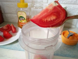 西红柿蜂蜜汁,切好的西红柿放入料理杯中
