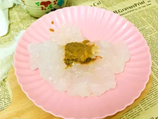 家乡小吃—焖子,煎好的凉皮倒入盘子里,加一勺调味料