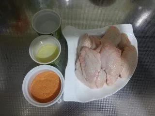 最受欢迎的烤箱菜【新奥尔良风味烤翅】,准备好所有材料。