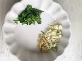 咸蛋豆腐(快手菜),姜葱蒜切碎备用,葱花最后放哈。