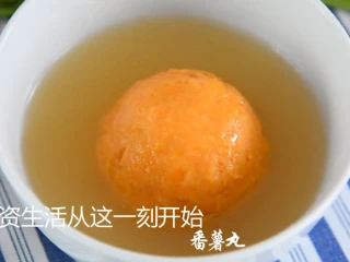 福清番薯丸这么经典的小吃你会做吗?,盛去一些清汤,一起饮用