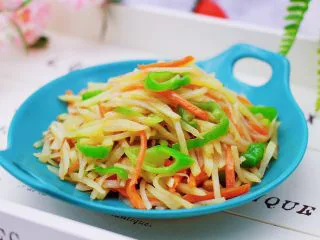 家常辣炒土豆丝,啦啦啦,好吃又下饭的辣炒土豆丝出锅咯。