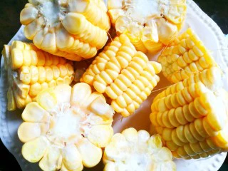 简单好喝的筒子骨玉米汤,玉米切成小段。