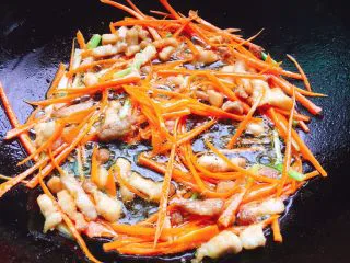 福州特色小吃+炸春卷,快速翻炒均匀