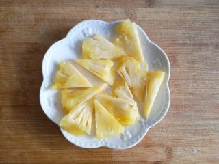 锦卤馄饨——《风味人间》复刻版,菠萝切片。