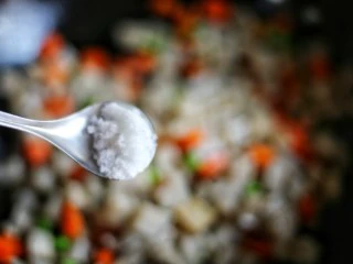 下饭神器小炒藕丁,1勺盐。