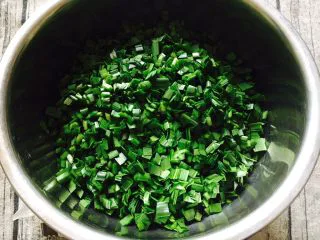 家乡风味饺子 三鲜馅饺子,把韭菜切成碎丁。